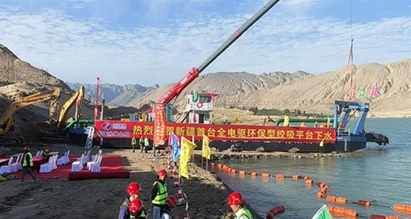 山东金锐船舶热烈庆祝中国水电七局新疆全电动挖泥船下水仪式圆满成功