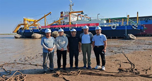 山东金锐船舶热烈庆祝南美53米挖泥船下水仪式圆满成功